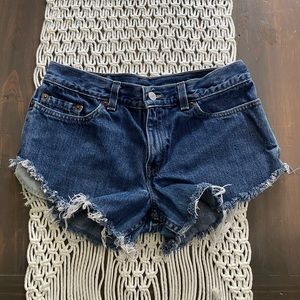 Levi’s low rise raw hem cut off jean shorts